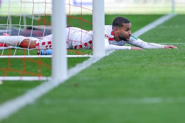 09 02 2025, Football, 1 FC Köln FC Schalke 04, 2 Fußball Bundesliga, 21 Matchday, RheinEnergie STADION, Season 2024 2025 Linton Maina FC Köln 37 lies on the ground next to the goal DFB regulations prohibit any use of photographs as image sequences and or quasi video Nordrhein Westfalen Germany