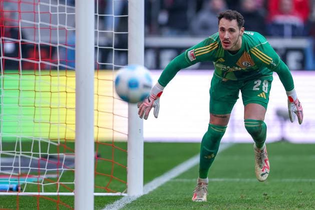 09 02 2025, Football, 1 FC Köln FC Schalke 04, 2 Fußball Bundesliga, 21 Matchday, RheinEnergie STADION, Season 2024 2025 Goalkeeper Justin Heekeren S04 28 DFB regulations prohibit any use of photographs as image sequences and or quasi video Nordrhein Westfalen Germany