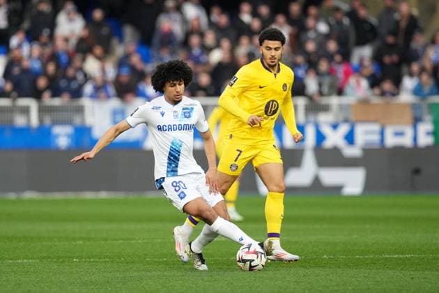 Fußball, AJ Auxerre - FC Toulouse AJ Auxerre v Toulouse FC - Ligue 1 McDonald s 2024 2025 07 Zakaria ABOUKHLAL (tfc) - 80 Han-Noah MASSENGO (aja) during the Ligue 1 McDonald s match between Auxerre and Toulouse at Stade Abbe Deschamps on February 9, 2025 in Auxerre, France. Auxerre France  Copyright: xFEPx 776279859