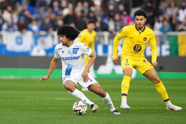 Fußball, AJ Auxerre - FC Toulouse AJ Auxerre v Toulouse FC - Ligue 1 McDonald s 2024 2025 07 Zakaria ABOUKHLAL (tfc) - 80 Han-Noah MASSENGO (aja) during the Ligue 1 McDonald s match between Auxerre and Toulouse at Stade Abbe Deschamps on February 9, 2025 in Auxerre, France. Auxerre France  Copyright: xFEPx 776279859