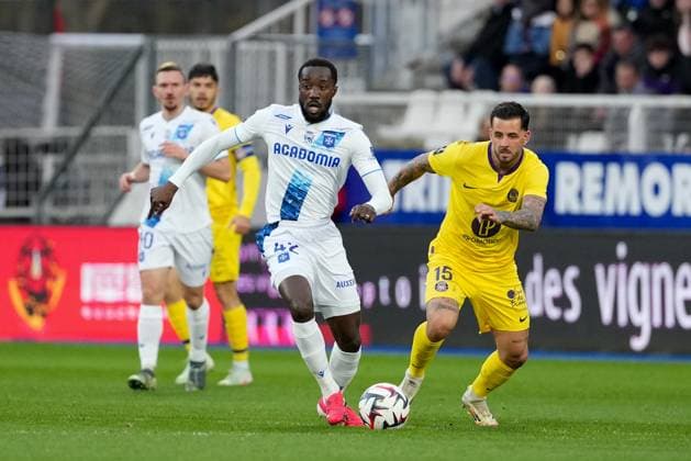 Fußball, AJ Auxerre - FC Toulouse AJ Auxerre v Toulouse FC - Ligue 1 McDonald s 2024 2025 15 Aron Leonard DONNUM (tfc) - 42 Elisha OWUSU (aja) during the Ligue 1 McDonald s match between Auxerre and Toulouse at Stade Abbe Deschamps on February 9, 2025 in Auxerre, France. Auxerre France  Copyright: xFEPx 776279859