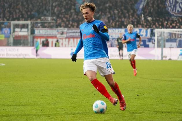 Jann Fiete Arp Holstein Kiel, 20 on the ball, single image, single photo, portrait, portraet, cropped image, GER, Holstein Kiel vs VfL Bochum, Football, Bundesliga, Matchday 21, Season 2024 2025, 09 02 2025 DFL REGULATIONS PROHIBIT ANY USE OF PHOTOGRAPHS AS IMAGE SEQUENCES AND OR QUASI VIDEO GER, Holstein Kiel vs VfL Bochum, Football, Bundesliga, Matchday 21, Season 2024 2025, 09 02 2025 Kiel Copyright: xEibner-Pressefoto MaxxVincenx EP_MVN