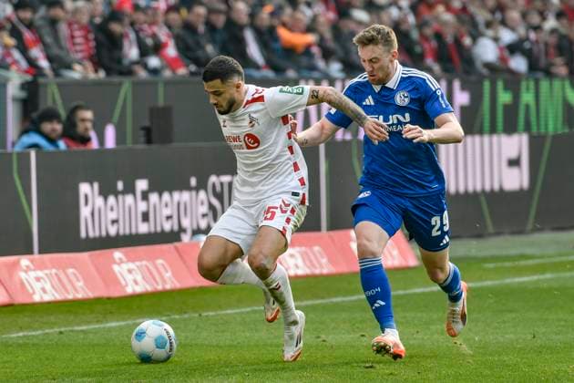 from left in duel Jusuf Gazibegovic Koeln 25 Tobias Mohr Schalke 29 09 02 2025 Soccer 1 FC Koeln vs FC Schalke 04, Rheinenergiestadion, Koeln, DFB DFL REGULATIONS PROHIBIT ANY USE OF PHOTOGRAPHS AS IMAGE SEQUENCES AND OR QUASI VIDEO Copyright: xpepphotox xSaschaxWeizx pep00321, pep_20250209_hm_0547