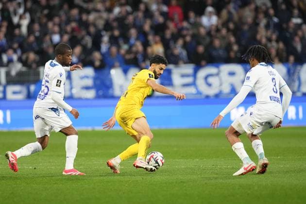 Fußball, AJ Auxerre - FC Toulouse AJ Auxerre v Toulouse FC - Ligue 1 McDonald s 2024 2025 25 Hamed Junior TRAORE (aja) - 22 Rafik MESSALI (tfc) during the Ligue 1 McDonald s match between Auxerre and Toulouse at Stade Abbe Deschamps on February 9, 2025 in Auxerre, France. Auxerre France  Copyright: xFEPx 776279859