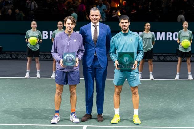 2025-02-09 ABN AMRO Open Day Seven ROTTERDAM, NETHERLANDS - FEBRUARY 9: Alex De Minaur of Australia, Richard Krajicek and Carlos Alcaraz of Spain during Day Seven of the ABN AMRO Open at Rotterdam Ahoy on February 9, 2025 in Rotterdam, Netherlands. (Photo by Joris Verwijst BSR Agency) Rotterdam Netherlands Content not available for redistribution in The Netherlands directly or indirectly through any third parties. Copyright: xBSRxAgencyx