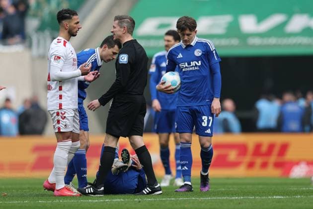 GER, 2 FBL, 1 FC Koeln vs FC Schalke 04 09 02 2025, Rheinenergie Stadion, Koeln, GER, 2 FBL, 1 FC Koeln vs FC Schalke 04, in the picture Tobias Welz Referee Referee discusses with Leart Paqarada FC Koeln 17 , about a foul nordphotoxGmbHx xMeuter nph00351