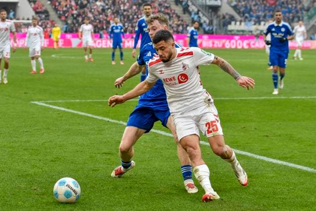 v li in duel Derry Murkin Schalke 5 Jusuf Gazibegovic Koeln 25 09 02 2025 Soccer 1 FC Koeln vs FC Schalke 04, Rheinenergiestadion, Koeln, DFB DFL REGULATIONS PROHIBIT ANY USE OF PHOTOGRAPHS AS IMAGE SEQUENCES AND OR QUASI VIDEO Copyright: xpepphotox xSaschaxWeizx pep00321, pep_20250209_hm_1557
