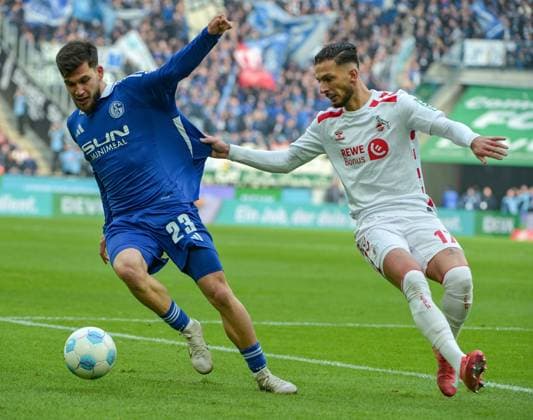 09 02 2025, xjpx, Soccer 2 Bundesliga, 1 FC Koeln FC Schalke 04 v l duel between Mehmet Can Aydin Schalke 04 and Leart Paqarada Koeln DFL DFB REGULATIONS PROHIBIT ANY USE OF PHOTOGRAPHS as IMAGE SEQUENCES and or QUASI VIDEO Koeln