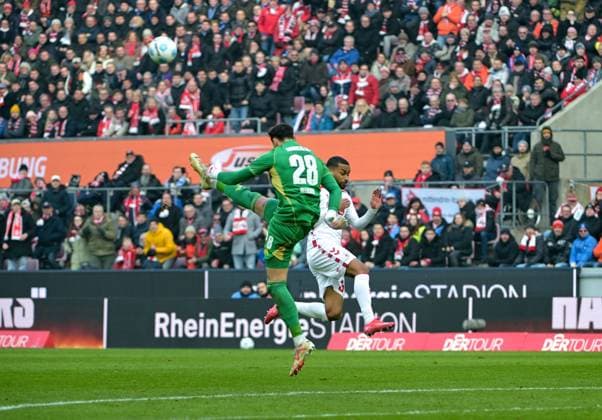 09 02 2025, xjpx, Soccer 2 Bundesliga, 1 FC Koeln FC Schalke 04 v l Goalkeeper Justin Heekeren Schalke 04 clears just in front of Linton Maina Koeln DFL DFB REGULATIONS PROHIBIT ANY USE OF PHOTOGRAPHS as IMAGE SEQUENCES and or QUASI VIDEO Koeln