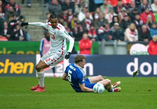09 02 2025, xjpx, Soccer 2 Bundesliga, 1 FC Koeln FC Schalke 04 v l duel between Damion Downs Koeln and Derry John Murkin Schalke 04 DFL DFB REGULATIONS PROHIBIT ANY USE OF PHOTOGRAPHS as IMAGE SEQUENCES and or QUASI VIDEO Koeln