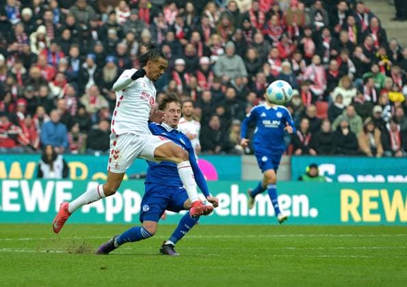 09 02 2025, xjpx, Fußball 2 Bundesliga, 1 FC Koeln FC Schalke 04 v l Damion Downs Koeln überspielt Max Grüger Schalke 04 DFL DFB REGULATIONS PROHIBIT ANY USE OF PHOTOGRAPHS as IMAGE SEQUENCES and or QUASI VIDEO Koeln