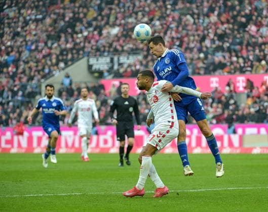 09 02 2025, xjpx, Soccer 2 Bundesliga, 1 FC Koeln FC Schalke 04 v l Ron Schallenberg Schalke 04 skips Damion Downs Koeln DFL DFB REGULATIONS PROHIBIT ANY USE OF PHOTOGRAPHS as IMAGE SEQUENCES and or QUASI VIDEO Koeln