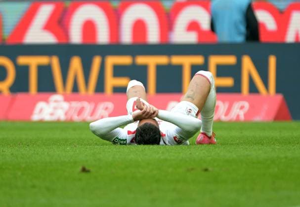 09 02 2025, xjpx, Fussball 2 Bundesliga, 1 FC Koeln FC Schalke 04 v l After the end of the game at the end with the forces Leart Paqarada Koeln DFL DFB REGULATIONS PROHIBIT ANY USE OF PHOTOGRAPHS as IMAGE SEQUENCES and or QUASI VIDEO Koeln