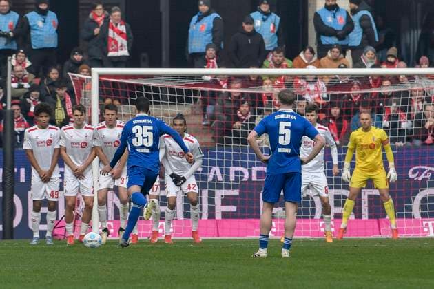 Marcin Kaminski Schalke 35 at free kick 09 02 2025 Soccer 1 FC Koeln vs FC Schalke 04, Rheinenergiestadion, Koeln, DFB DFL REGULATIONS PROHIBIT ANY USE OF PHOTOGRAPHS AS IMAGE SEQUENCES AND OR QUASI VIDEO Copyright: xpepphotox xSaschaxWeizx pep00321, pep_20250209_hm_1201
