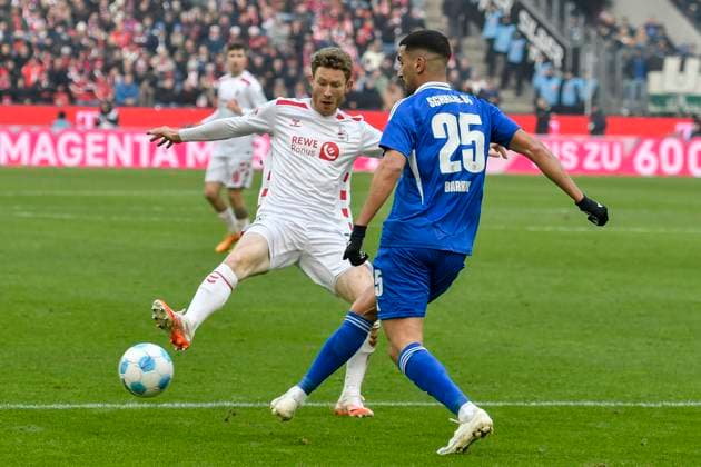 from left in duel Florian Kainz Koeln 11 s25 09 02 2025 Soccer 1 FC Koeln vs FC Schalke 04, Rheinenergiestadion, Koeln, DFB DFL REGULATIONS PROHIBIT ANY USE OF PHOTOGRAPHS AS IMAGE SEQUENCES AND OR QUASI VIDEO Copyright: xpepphotox xSaschaxWeizx pep00321, pep_20250209_hm_1271