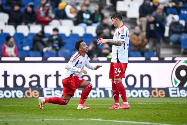 2 Bundesliga Hannover 96 Fortuna Duesseldorf on 09 02 2025 at the HDI Arena in Hannover Cheering, goal celebration, goal scorer, goal scorer Myron van Brederode Duesseldorf cheers after his goal to 0 1 with Dawid Kownacki Duesseldorf MT