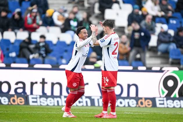 2 Bundesliga Hannover 96 Fortuna Duesseldorf on 09 02 2025 at the HDI Arena in Hannover Cheering, goal celebration, goal scorer, goal scorer Myron van Brederode Duesseldorf cheers after his goal to 0 1 with Dawid Kownacki Duesseldorf MT