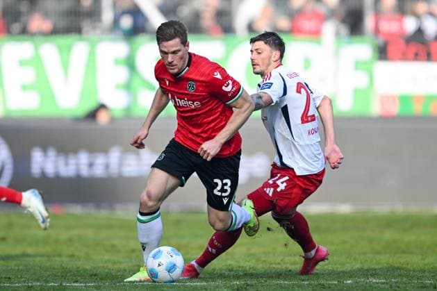 2 Bundesliga Hannover 96 Fortuna Düsseldorf on 09 02 2025 at the HDI Arena in Hannover Marcel Halstenberg Hannover 96 in a duel against Dawid Kownacki Duesseldorf MT
