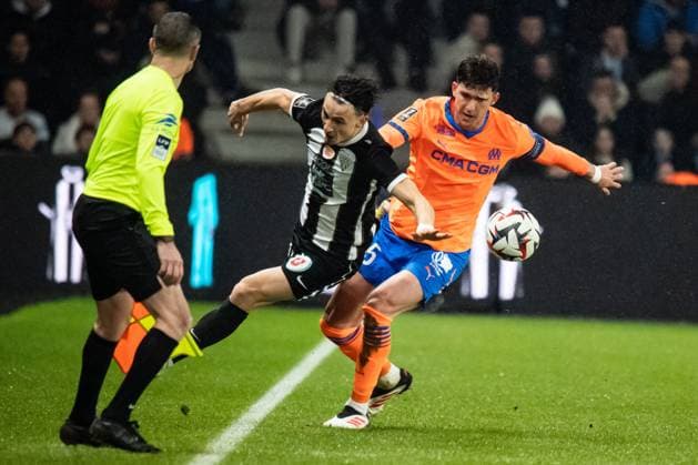 FOOTBALL : SCO Angers vs Olympique de Marseille - Ligue 1 - JournÃ e 21 - 09 02 2025 Esteban Lepaul (ANGERS SCO) Leonardo Balerdi (OM) AngersFrance  Copyright: xBaptistexAutissierx