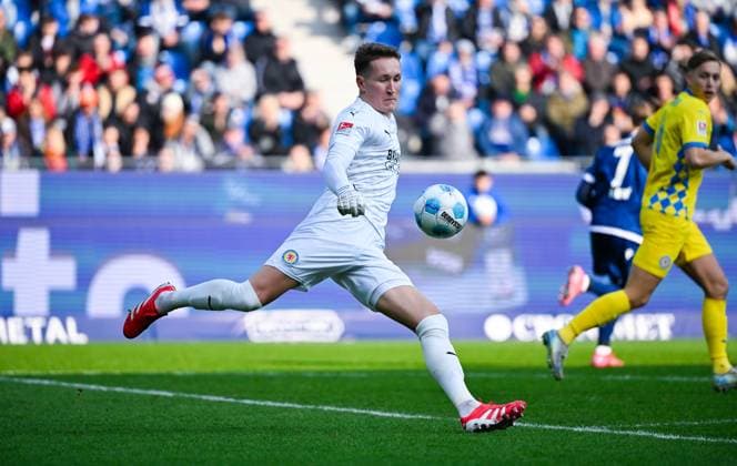 Ron-Thorben Hoffmann (Eintracht Braunschweig) in Aktion waehrend des Spiels der 2. Bundesliga zwischen Karlsruher SC und Eintracht Braunschweig im BBBank Wildpark am 09. February 2025 in Karlsruhe, Deutschland. (Foto von Silas Schueller De Fodi Images) +++ Ron-Thorben Hoffmann (Eintracht Braunschweig) controls the ball during the 2. Bundesliga match between Karlsruher SC and Eintracht Braunschweig at BBBank Wildpark on February 9, 2025 in Karlsruhe, Germany. (Photo by Silas Schueller De Fodi Images) DFB DFL REGULATIONS PROHIBIT ANY USE OF PHOTOGRAPHS AS IMAGE SEQUENCES AND OR QUASI-VIDEO. (Photo by Silas Schueller DeFodi Images) Defodi-738_738_KSCBRA_20250209_156 Defodi-738 DFB DFL REGULATIONS PROHIBIT ANY USE OF PHOTOGRAPHS AS IMAGE SEQUENCES AND OR QUASI-VIDEO.