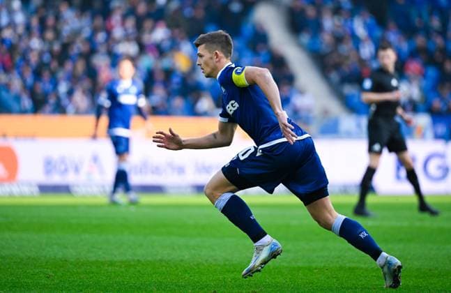 Marvin Wanitzek (Karlsruher SC) schaut und rennt waehrend des Spiels der 2. Bundesliga zwischen Karlsruher SC und Eintracht Braunschweig im BBBank Wildpark am 09. February 2025 in Karlsruhe, Deutschland. (Foto von Silas Schueller De Fodi Images) +++ Marvin Wanitzek (Karlsruher SC) looks and runs during the 2. Bundesliga match between Karlsruher SC and Eintracht Braunschweig at BBBank Wildpark on February 9, 2025 in Karlsruhe, Germany. (Photo by Silas Schueller De Fodi Images) DFB DFL REGULATIONS PROHIBIT ANY USE OF PHOTOGRAPHS AS IMAGE SEQUENCES AND OR QUASI-VIDEO. (Photo by Silas Schueller DeFodi Images) Defodi-738_738_KSCBRA_20250209_157 Defodi-738 DFB DFL REGULATIONS PROHIBIT ANY USE OF PHOTOGRAPHS AS IMAGE SEQUENCES AND OR QUASI-VIDEO.