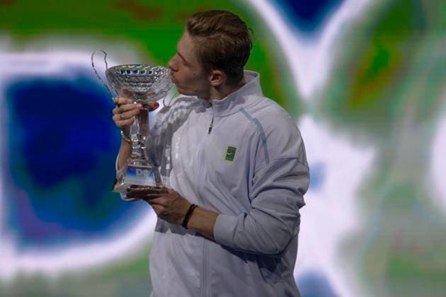February 9, 2025, Frisco, Texas, USA: DENIS SHAPOVALOV (CAN) kisses the Dallas Open Trophy after the singles final during day eight of the 2025 ATP, Tennis Herren 500 Dallas Open at the Star in Frisco, TX. DENIS SHAPOVALOV (CAN) defeated CASPER RUUD (NOR), 7:6, 6:3. Frisco USA - ZUMAh193 20250209_zsp_h193_004 Copyright: xDanielxMcGregor-Huyerx
