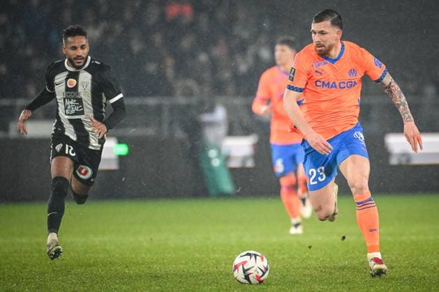February 9, 2025, Angers, France, France: Jim ALLEVINAH of Angers and Pierre-Emile HOJBJERG of Marseille during the Ligue 1 match between Angers SCO and Olympique de Marseille (OM) at Raymond Kopa Stadium on February 09, 2025 in Angers, France. Angers France - ZUMAm308 20250209_zsp_m308_007 Copyright: xMatthieuxMirvillex