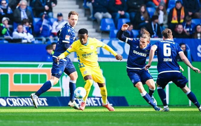 Richmond Tachie Eintracht Braunschweig in action against Sebastian Jung Karlsruher SC , Robin Bormuth Karlsruher SC and Leon Jensen Karlsruher SC during the 2 Bundesliga match between Karlsruher SC and Eintracht Braunschweig at BBBank Wildpark on February 09, 2025 in Karlsruhe, Germany Photo by Silas Schueller De Fodi Images Richmond Tachie Eintracht Braunschweig controls the ball against Sebastian Jung Karlsruher SC , Robin Bormuth Karlsruher SC and Leon Jensen Karlsruher SC during the 2 Bundesliga match between Karlsruher SC and Eintracht Braunschweig at BBBank Wildpark on February 9, 2025 in Karlsruhe, Germany Photo by Silas Schueller De Fodi Images DFB DFL REGULATIONS PROHIBIT ANY USE OF PHOTOGRAPHS AS IMAGE SEQUENCES AND OR QUASI VIDEO Photo by Silas Schueller DeFodi Images Defodi 738 738 KSCBRA 20250209 171 Defodi-738 DFB DFL REGULATIONS PROHIBIT ANY USE OF PHOTOGRAPHS AS IMAGE SEQUENCES AND OR QUASI-VIDEO.