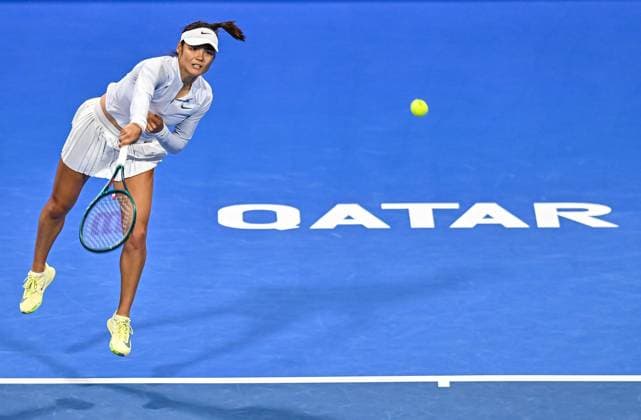 WTA, Tennis Damen QATAR OPEN TENNIS TOURNAMENT FIRST ROUND Emma Raducanu of Great Britain competes in her first round match against Ekaterina Alexandrova during the WTA Qatar TotalEnergies Open 2025 tennis tournament at the Khalifa International Tennis Complex in Doha, Qatar, on February 09, 2025. Copyright: xNOUSHADx
