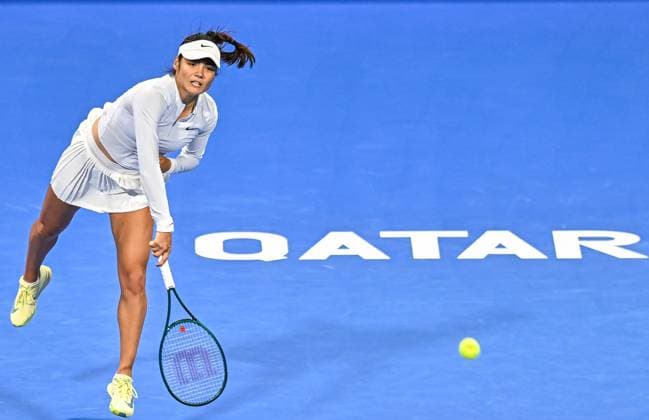 WTA, Tennis Damen QATAR OPEN TENNIS TOURNAMENT FIRST ROUND Emma Raducanu of Great Britain competes in her first round match against Ekaterina Alexandrova during the WTA Qatar TotalEnergies Open 2025 tennis tournament at the Khalifa International Tennis Complex in Doha, Qatar, on February 09, 2025. Copyright: xNOUSHADx