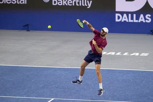 February 9, 2025, Frisco, Texas, USA: ROBERT GALLOWAY (USA) serves in a doubles final match against EVAN KING (USA) CHRISTIAN HARRISON (USA) during day eight of the 2025 ATP, Tennis Herren 500 Dallas Open at the Star in Frisco, TX. EVAN KING (USA) CHRISTIAN HARRISON (USA) defeated ARIEL BEHAR (URY) ROBERT GALLOWAY (USA), 7:6, 7:6. Frisco USA - ZUMAh193 20250209_zsp_h193_041 Copyright: xDanielxMcGregor-Huyerx