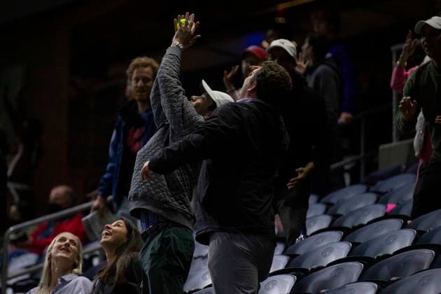 February 9, 2025, Frisco, Texas, USA: A fan catches a tennis ball during day eight of the 2025 ATP, Tennis Herren 500 Dallas Open at the Star in Frisco, TX. Frisco USA - ZUMAh193 20250209_zsp_h193_042 Copyright: xDanielxMcGregor-Huyerx