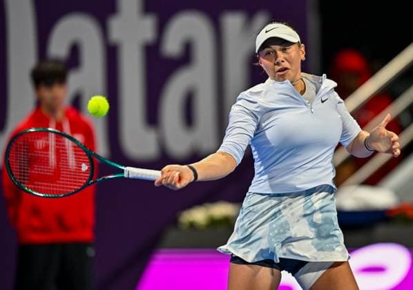 WTA, Tennis Damen QATAR OPEN TENNIS TOURNAMENT FIRST ROUND Amanda Anisimova of United States competes in her 1st round match against Victoria Azarenka during the WTA Qatar TotalEnergies Open 2025 tennis tournament at the Khalifa International Tennis Complex in Doha, Qatar, on February 9, 2025. Copyright: xNOUSHADx