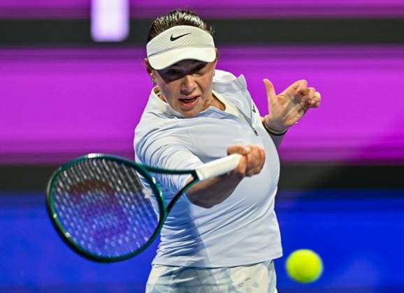 WTA, Tennis Damen QATAR OPEN TENNIS TOURNAMENT FIRST ROUND Amanda Anisimova of United States competes in her 1st round match against Victoria Azarenka during the WTA Qatar TotalEnergies Open 2025 tennis tournament at the Khalifa International Tennis Complex in Doha, Qatar, on February 9, 2025. Copyright: xNOUSHADx