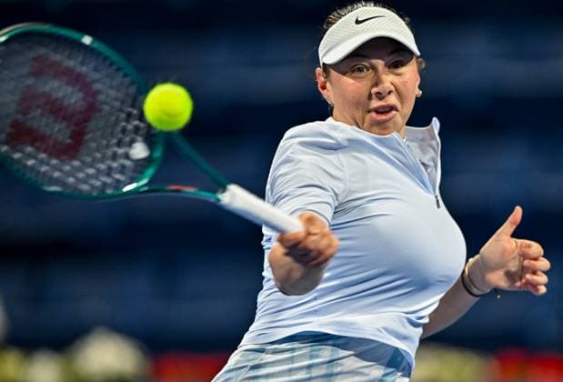 WTA, Tennis Damen QATAR OPEN TENNIS TOURNAMENT FIRST ROUND Amanda Anisimova of United States competes in her 1st round match against Victoria Azarenka during the WTA Qatar TotalEnergies Open 2025 tennis tournament at the Khalifa International Tennis Complex in Doha, Qatar, on February 9, 2025. Copyright: xNOUSHADx