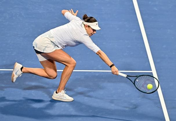 WTA, Tennis Damen QATAR OPEN TENNIS TOURNAMENT FIRST ROUND Amanda Anisimova of United States competes in her 1st round match against Victoria Azarenka during the WTA Qatar TotalEnergies Open 2025 tennis tournament at the Khalifa International Tennis Complex in Doha, Qatar, on February 9, 2025. Copyright: xNOUSHADx