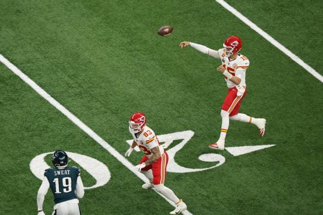 NEW ORLEANS, LA - FEBRUARY 09: QB Patrick Mahomes 15 of the Kansas City Chiefs throws a pass for an interception in the second quarter during Super Bowl LIX between the Philadelphia Eagles and the Kansas City Chiefs on February 09, 2025, at the Caesars Superdome in New Orleans, LA. (Photo by David Buono Icon Sportswire) NFL, American Football Herren, USA FEB 09 Super Bowl LIX - Eagles vs Chiefs EDITORIAL USE ONLY Icon2502090063