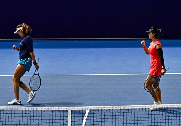 (250210) -- DOHA, Feb. 10, 2025 -- Xu Yifan (R) Yang Zhaoxuan react during women s doubles round of 32 match between Xu Yifan Yang Zhaoxuan of China and Bethanie Mattek-Sands (the United States) Lucie Safarova (the Czech Republic) at the WTA, Tennis Damen Qatar Open tennis tournament in Doha, Qatar, on Feb. 9, 2025. (Photo by Xinhua) (SP)QATAR-DOHA-TENNIS-WTA-QATAR OPEN Nikku 