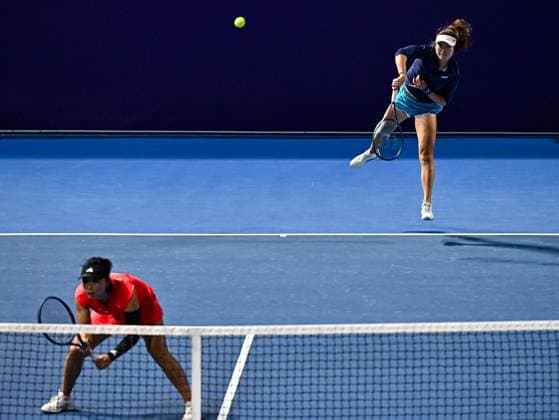 (250210) -- DOHA, Feb. 10, 2025 -- Xu Yifan (L) Yang Zhaoxuan compete during women s doubles round of 32 match between Xu Yifan Yang Zhaoxuan of China and Bethanie Mattek-Sands (the United States) Lucie Safarova (the Czech Republic) at the WTA, Tennis Damen Qatar Open tennis tournament in Doha, Qatar, on Feb. 9, 2025. (Photo by Xinhua) (SP)QATAR-DOHA-TENNIS-WTA-QATAR OPEN Nikku 