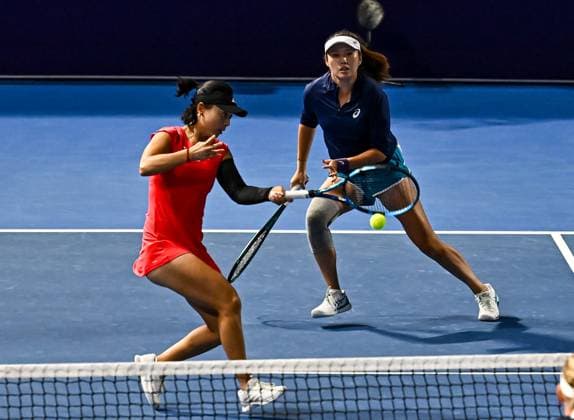(250210) -- DOHA, Feb. 10, 2025 -- Xu Yifan (L) Yang Zhaoxuan compete during women s doubles round of 32 match between Xu Yifan Yang Zhaoxuan of China and Bethanie Mattek-Sands (the United States) Lucie Safarova (the Czech Republic) at the WTA, Tennis Damen Qatar Open tennis tournament in Doha, Qatar, on Feb. 9, 2025. (Photo by Xinhua) (SP)QATAR-DOHA-TENNIS-WTA-QATAR OPEN Nikku 