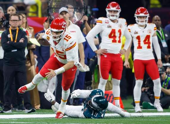 Kansas City Chiefs quarterback Patrick Mahomes (15) runs for eight yards against Philadelphia Eagles linebacker Josh Sweat (19) during the third quarter of Super Bowl LIX at Caesars Superdome in New Orleans on Sunday, February 9, 2025.  SBP20250209169 JOHNNYxANGELILLO