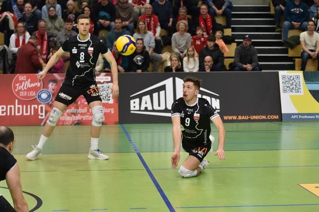 Sam Elgert (TV Rottenburg, 09), dahinter Niklas Lichtenauer (TV Rottenburg, 08) TV Rottenburg vs. Volley YoungStars Friedrichshafen, Volleyball, 2. Bundesliga Sued, 18. Spieltag, Saison 2024 2025, 09.02.2025, TV Rottenburg vs. Volley YoungStars Friedrichshafen, Volleyball, 2. Bundesliga Sued, 18. Spieltag, Saison 2024 2025, 09.02.2025 Rottenburg Copyright: xEibner-Pressefoto RalphxKunzex EP_RKE