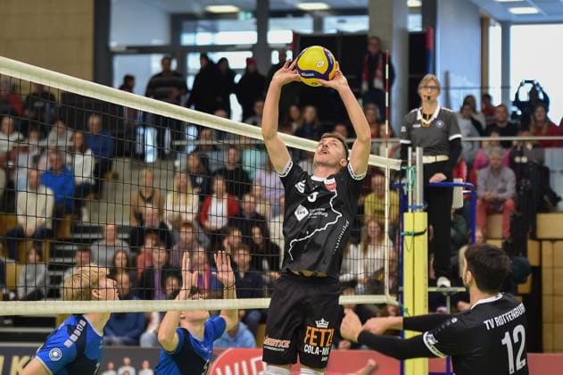 Sam Elgert TV Rottenburg, 09 sets the ball for Yannick Menke TV Rottenburg, 12 TV Rottenburg vs Volley YoungStars Friedrichshafen, Volleyball, 2 Bundesliga Sued, Matchday 18, Season 2024 2025, 09 02 2025, TV Rottenburg vs Volley YoungStars Friedrichshafen, Volleyball, 2 Bundesliga Sued, Matchday 18, Season 2024 2025, 09 02 2025 Rottenburg Copyright: xEibner-Pressefoto RalphxKunzex EP_RKE
