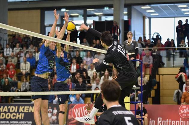 Yannick Menke TV Rottenburg, 12 hits the block, Kasper Groeger Volley YoungStars Friedrichshafen, 07 and Felix Gudermuth Volley YoungStars Friedrichshafen, 05 TV Rottenburg vs Volley YoungStars Friedrichshafen, Volleyball, 2 Bundesliga Sued, 18 Matchday, Season 2024 2025, 09 02 2025, TV Rottenburg vs Volley YoungStars Friedrichshafen, Volleyball, 2 Bundesliga Sued, 18 Matchday, Season 2024 2025, 09 02 2025 Rottenburg Copyright: xEibner-Pressefoto RalphxKunzex EP_RKE