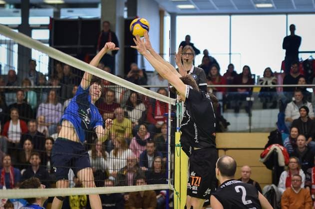 Felix Gudermuth Volley YoungStars Friedrichshafen, 05 against the block of Jan Huber TV Rottenburg, 03 TV Rottenburg vs Volley YoungStars Friedrichshafen, Volleyball, 2 Bundesliga Sued, Matchday 18, Season 2024 2025, 09 02 2025, TV Rottenburg vs Volley YoungStars Friedrichshafen, Volleyball, 2 Bundesliga Sued, Matchday 18, Season 2024 2025, 09 02 2025 Rottenburg Copyright: xEibner-Pressefoto RalphxKunzex EP_RKE