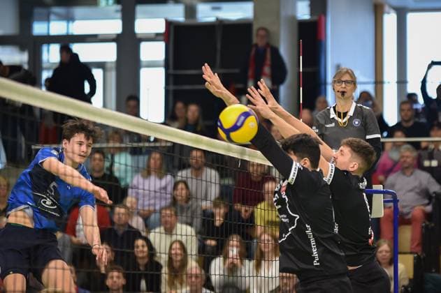 Felix Gudermuth Volley YoungStars Friedrichshafen, 05 hits past the Rottenburg block, Yannick Menke TV Rottenburg, 12 and Sam Elgert TV Rottenburg, 09 TV Rottenburg vs Volley YoungStars Friedrichshafen, Volleyball, 2 Bundesliga Sued, 18 Matchday, Season 2024 2025, 09 02 2025, TV Rottenburg vs Volley YoungStars Friedrichshafen, Volleyball, 2 Bundesliga Sued, 18 Matchday, Season 2024 2025, 09 02 2025 Rottenburg Copyright: xEibner-Pressefoto RalphxKunzex EP_RKE