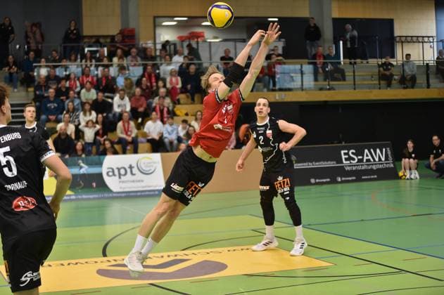 Dirk Mehlberg TV Rottenburg, 01 , behind Moritz Rauber TV Rottenburg, 02 TV Rottenburg vs Volley YoungStars Friedrichshafen, Volleyball, 2 Bundesliga Sued, 18 Matchday, Season 2024 2025, 09 02 2025, TV Rottenburg vs Volley YoungStars Friedrichshafen, Volleyball, 2 Bundesliga Sued, 18 Matchday, Season 2024 2025, 09 02 2025 Rottenburg Copyright: xEibner-Pressefoto RalphxKunzex EP_RKE
