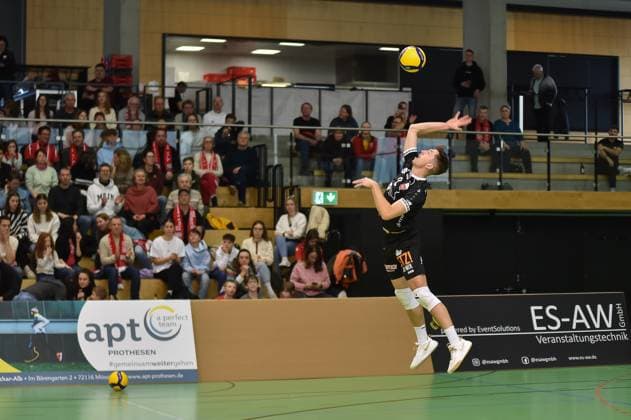 Sam Elgert TV Rottenburg, 09 on serve TV Rottenburg vs Volley YoungStars Friedrichshafen, Volleyball, 2 Bundesliga Sued, 18 Matchday, Season 2024 2025, 09 02 2025, TV Rottenburg vs Volley YoungStars Friedrichshafen, Volleyball, 2 Bundesliga Sued, 18 Matchday, Season 2024 2025, 09 02 2025 Rottenburg Copyright: xEibner-Pressefoto RalphxKunzex EP_RKE