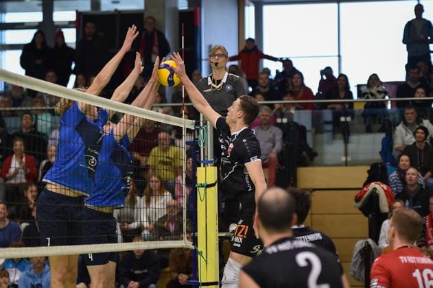 Above the net, Niklas Lichtenauer TV Rottenburg, 08 pushes the ball against Pekka Arne Stapelfeldt Volley YoungStars Friedrichshafen, 04 , in front Kasper Groeger Volley YoungStars Friedrichshafen, 07 TV Rottenburg vs Volley YoungStars Friedrichshafen, Volleyball, 2 Bundesliga Sued, 18 Matchday, Season 2024 2025, 09 02 2025, TV Rottenburg vs Volley YoungStars Friedrichshafen, Volleyball, 2 Bundesliga Sued, 18 Matchday, Season 2024 2025, 09 02 2025 Rottenburg Copyright: xEibner-Pressefoto RalphxKunzex EP_RKE