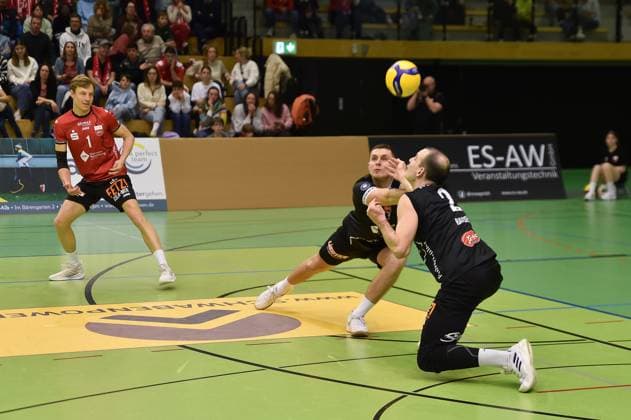 Moritz Rauber TV Rottenburg, 02 and Jakob Elsaesser TV Rottenburg, 04 , left back Dirk Mehlberg TV Rottenburg, 01 TV Rottenburg vs Volley YoungStars Friedrichshafen, Volleyball, 2 Bundesliga Sued, Matchday 18, Season 2024 2025, 09 02 2025, TV Rottenburg vs Volley YoungStars Friedrichshafen, Volleyball, 2 Bundesliga Sued, Matchday 18, Season 2024 2025, 09 02 2025 Rottenburg Copyright: xEibner-Pressefoto RalphxKunzex EP_RKE